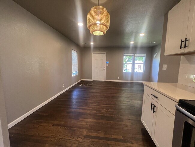 Building Photo - 4 Bedroom/2 Bathroom with 2 Living Rooms!