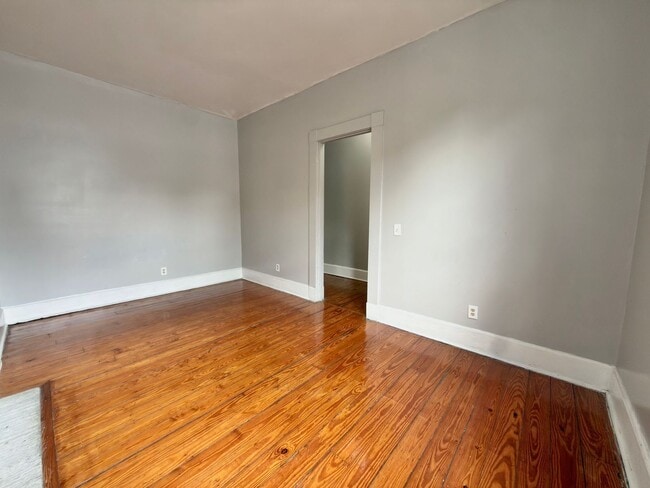 Building Photo - 2271 Vine St