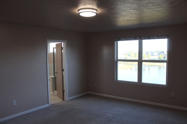 Building Photo - Beautiful 4 Bedroom in Avon!