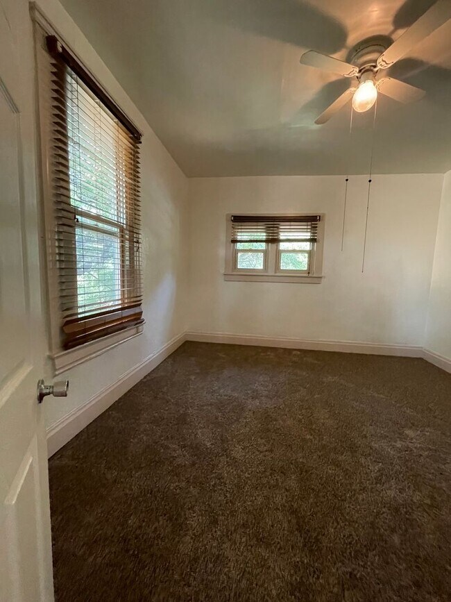 Building Photo - 207 Midway Ave