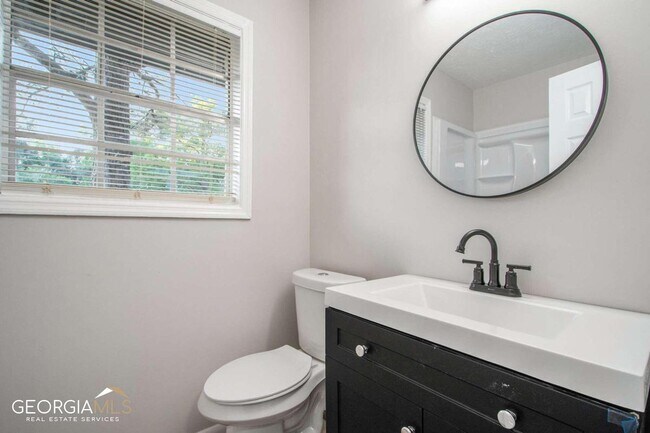 Building Photo - 2243 Oak Cir