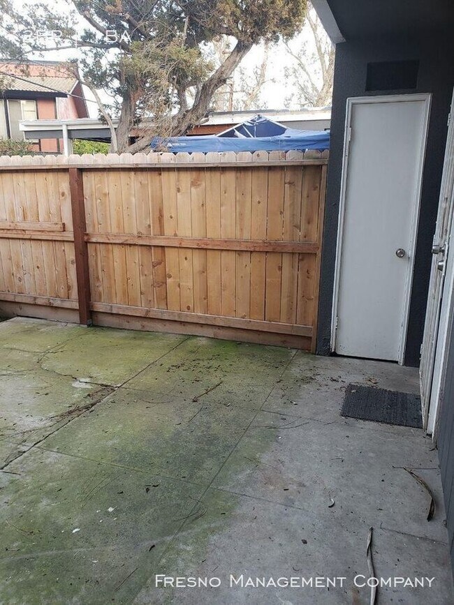 Building Photo - 2562 N Maroa Ave