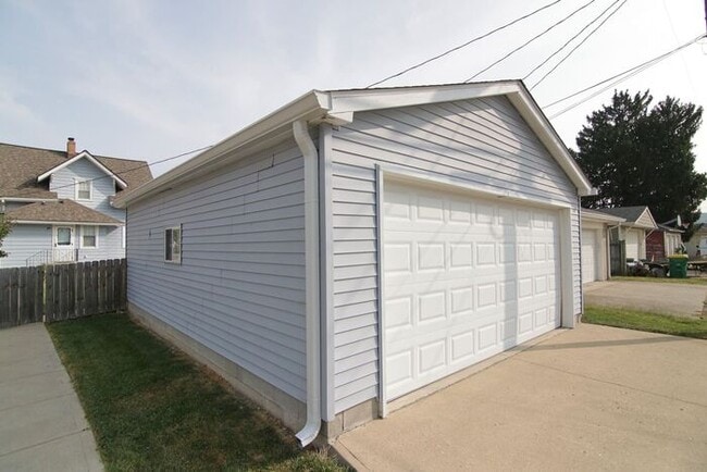 Building Photo - Great Location Steps From Main Street in Speedway!