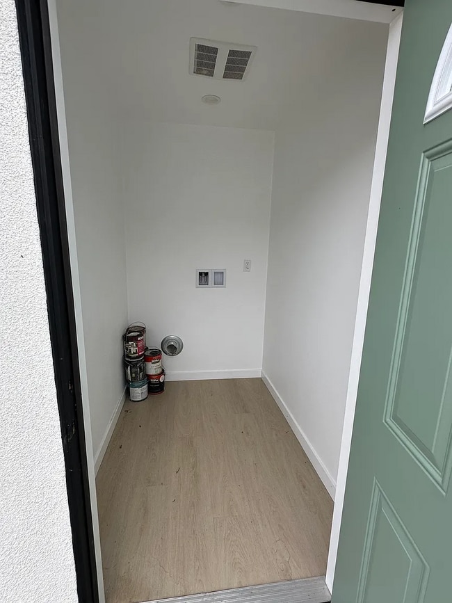 Building Photo - 1444