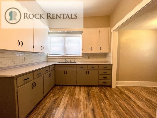 Building Photo - 2 Bed 1 Bath with Hardwood floors