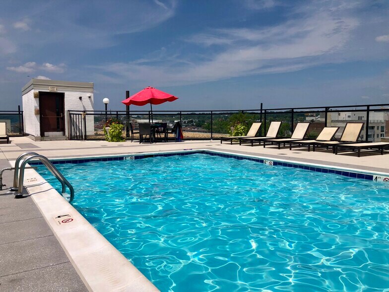 Rooftop Pool - 950 25th St NW