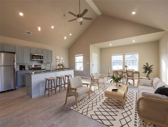 Building Photo - 802 Vly Oaks Ln