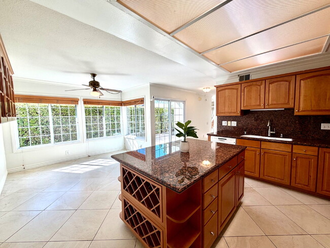 Building Photo - Great location in Lake Forest!