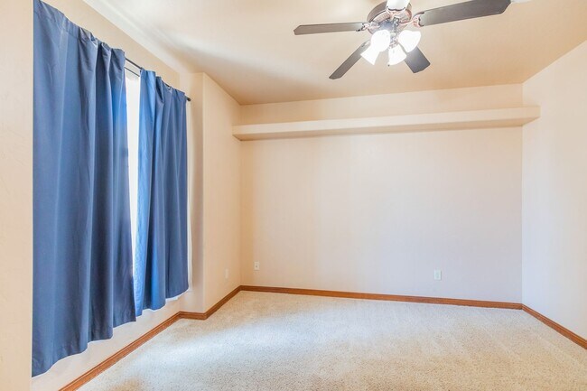 Building Photo - Beautiful Spacious 4 bedroom 2 bath House!