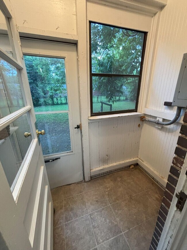 Building Photo - MOVE-IN READY & AVAILABLE NOW!