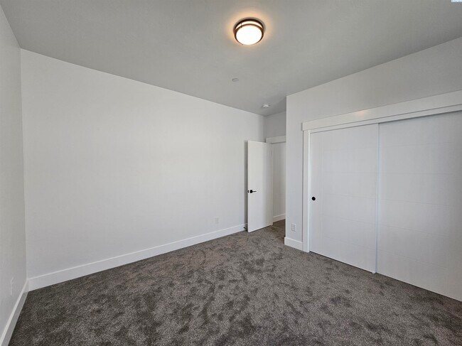 Building Photo - Rambler/Basement with Territorial Views