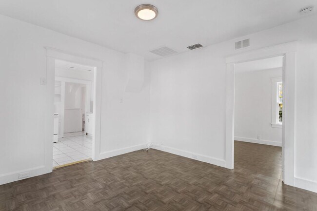 Building Photo - Cute 3bdrm/1bath House ** Section 8 OK ** $1995.00** Move in by December 31st and get 1 month Fre...