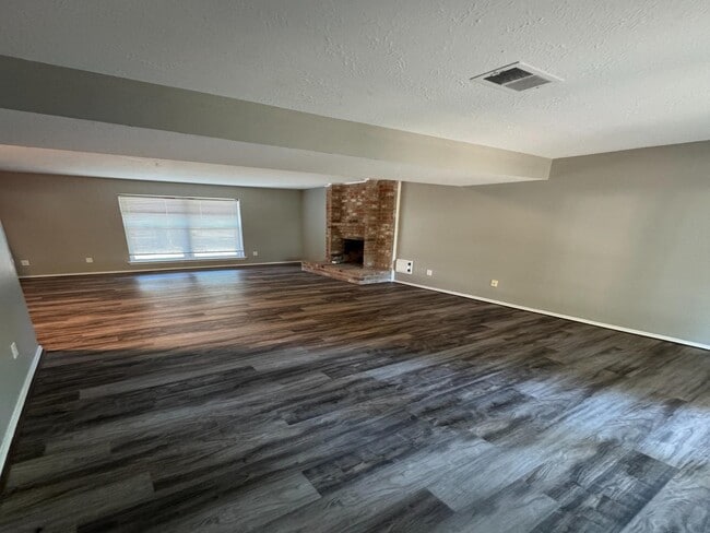Building Photo - 2014 Oak Shores Dr