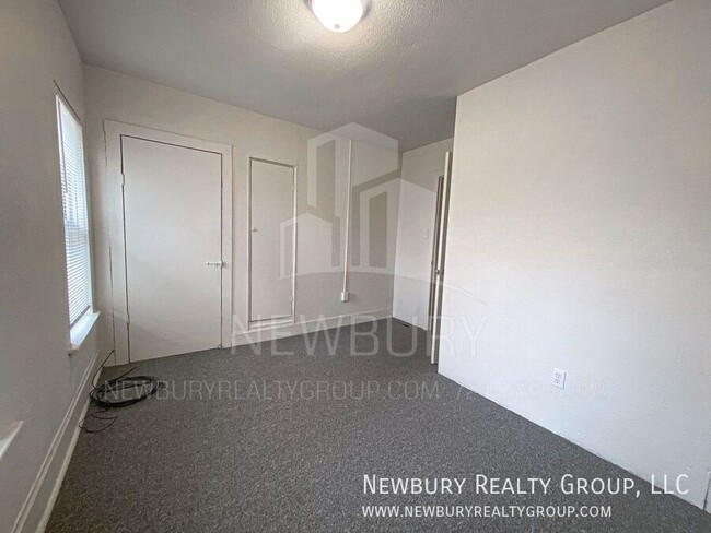 Building Photo - Spacious & Updated 2-Bedroom Row Home – Mo...