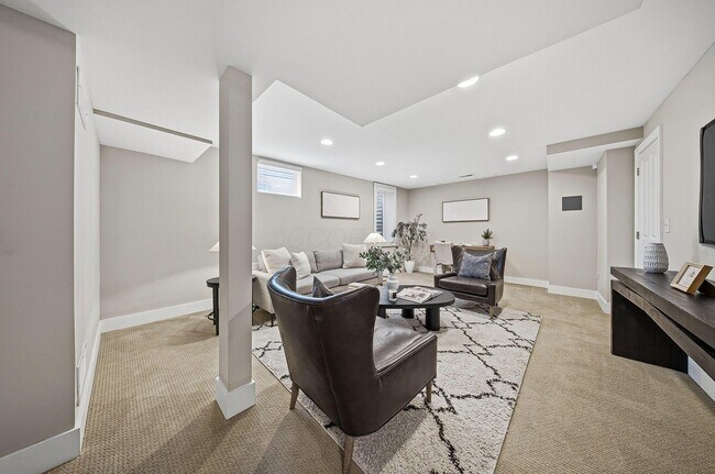 Building Photo - 567 Lathrop St