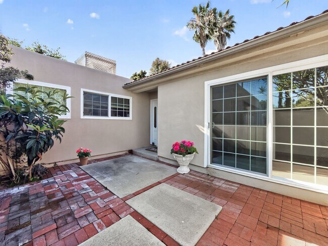 Building Photo - Remodeled, Single-Level, End-Unit Condo in Irvine