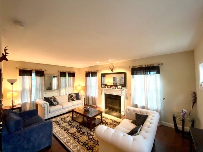 Building Photo - Spacious Four-Bedroom House in the Heart o...