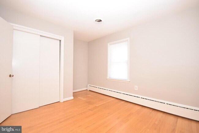Building Photo - 204 W Locust St