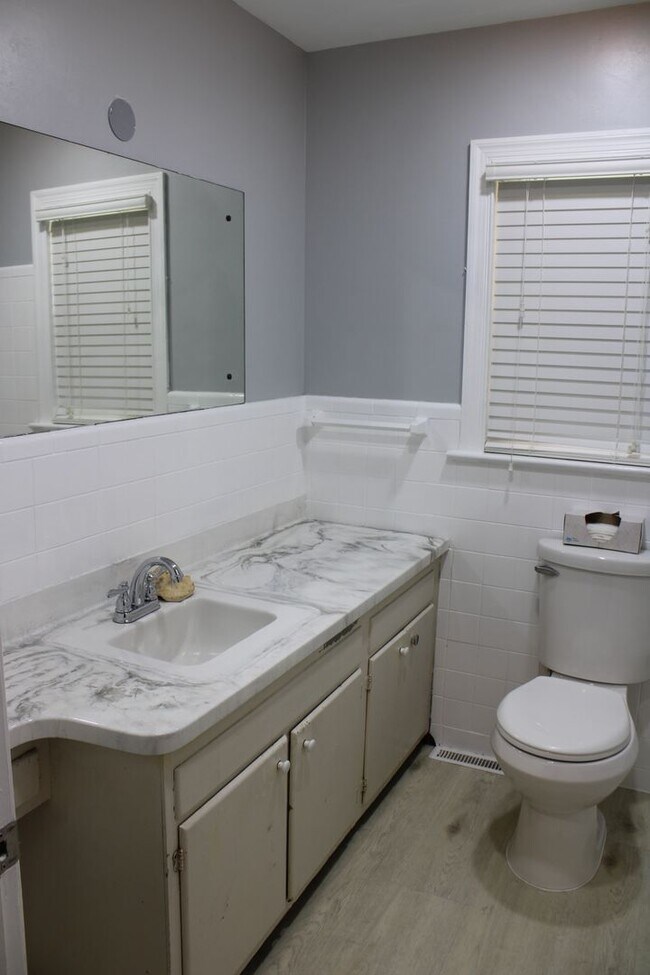 Building Photo - 1404 Woodside Dr W
