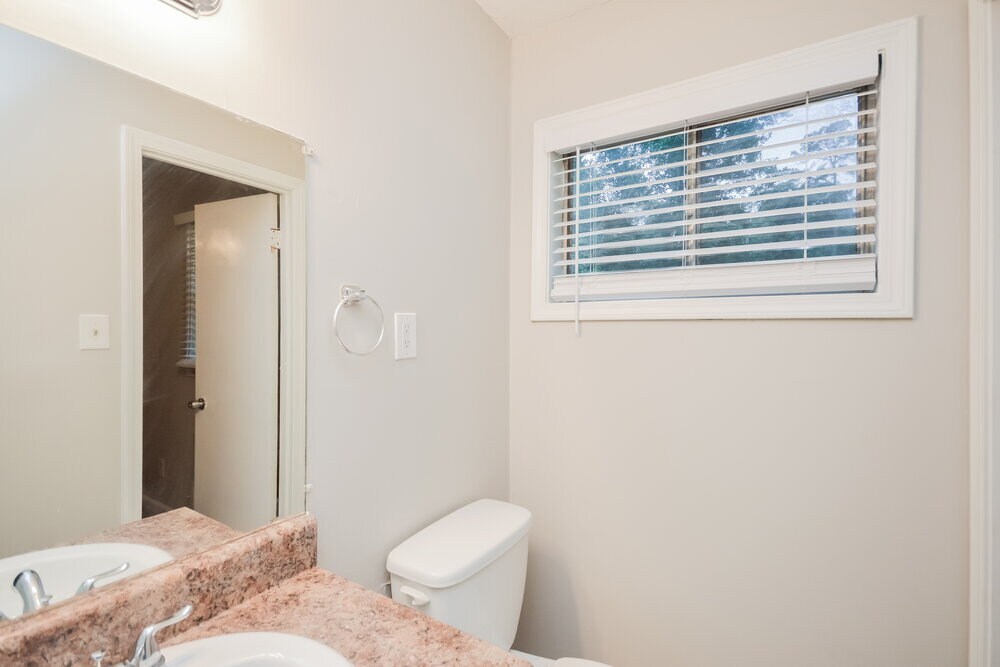 Building Photo - 990 Woodbridge Dr NE