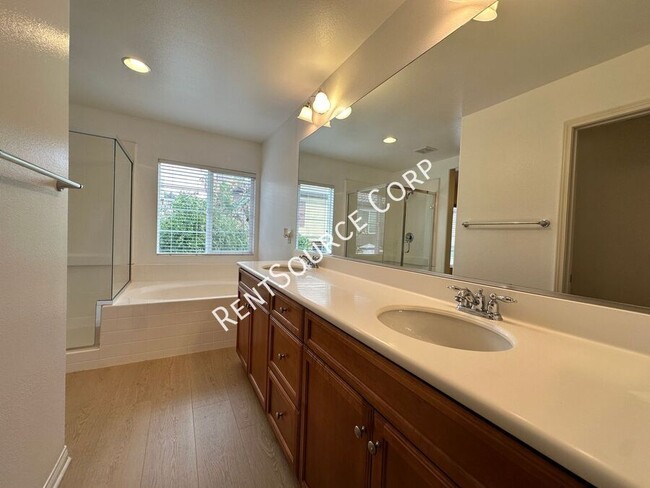 Building Photo - 3 Bedroom Townhome for Lease in Mariposa C...