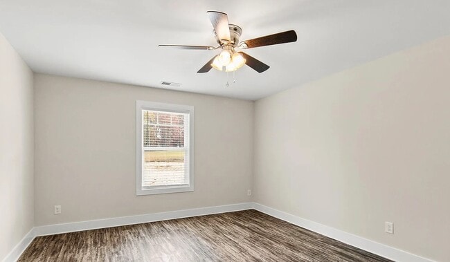 Building Photo - 2026 Lakeside Ln