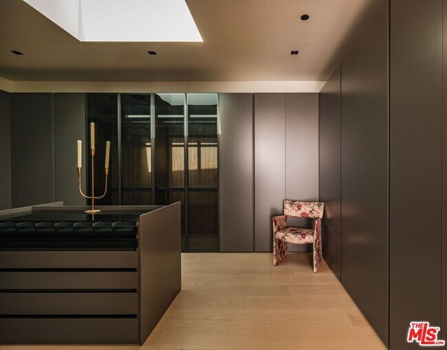 Building Photo - 6889 Dume Dr