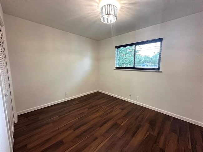 Building Photo - 2402 Parker Cir