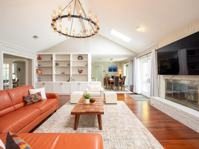 Building Photo - 2110 Wychwood Dr