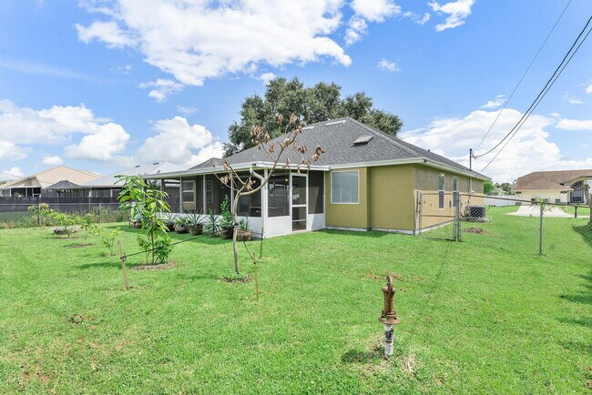 Building Photo - 1622 SW Realty St