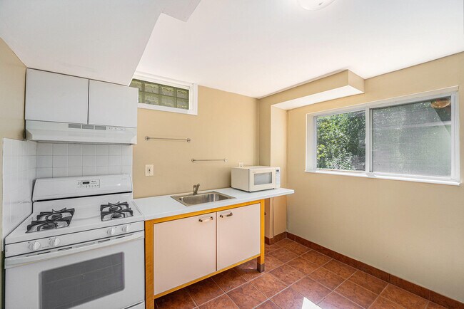 Building Photo - 3361 Cromwell Rd