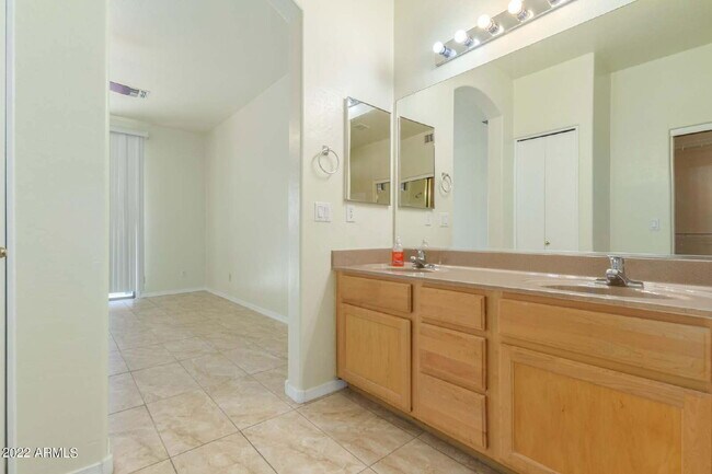 Building Photo - 11371 W Pima St