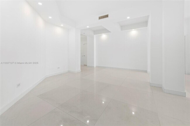 Building Photo - 808 Brickell Key Dr