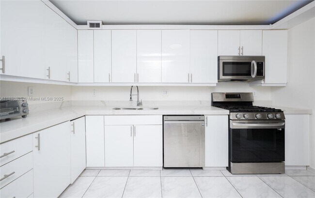 Building Photo - 2030 S Ocean Dr