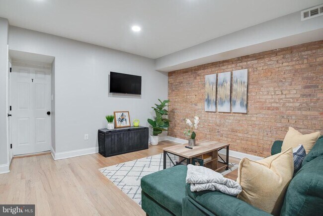 Building Photo - 1255 Raum St NE