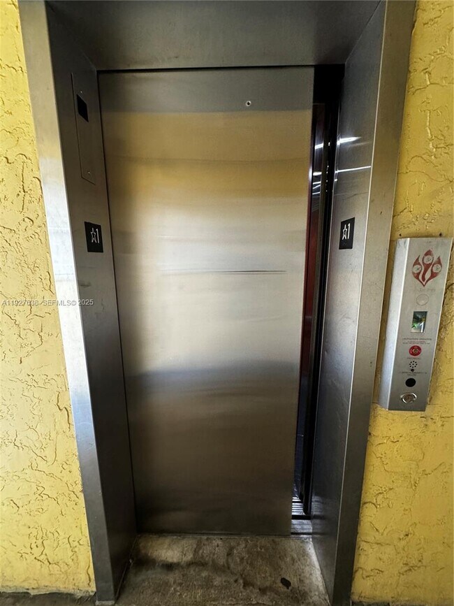 Building Photo - 15430 SW 82nd Ln