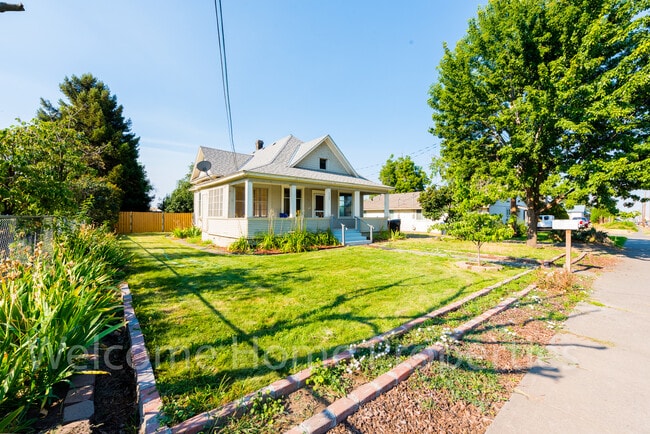 Building Photo - Classic 2 Bedroom Home with Tall Ceilings