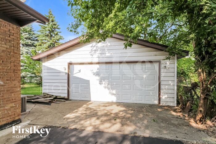 Building Photo - 14535 Kedvale Ave