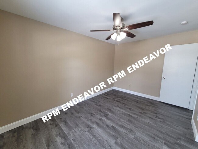 Building Photo - "Stunning 3-Bed Home with Modern Finishes, Spacious Yard, and Quiet Cul-De-Sac Location!"