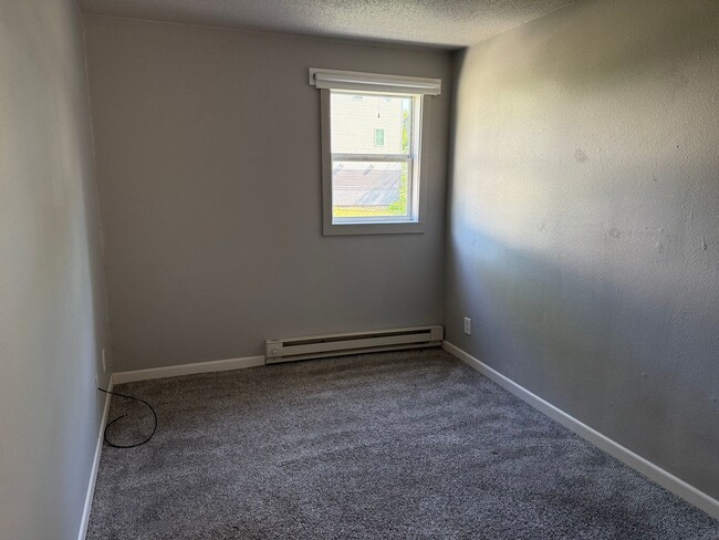 Building Photo - Charming 2 Bed, 1 Bath Home – Month-to-Mon...