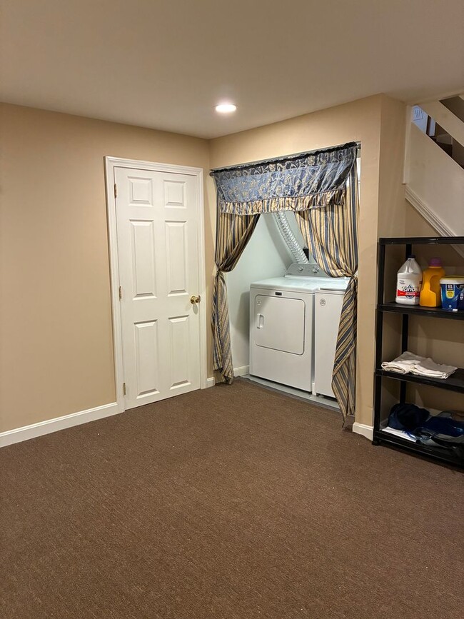 Building Photo - Wonderful 2 bedroom townhouse with heat included!