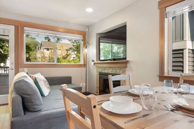 Building Photo - 2025 South Main St