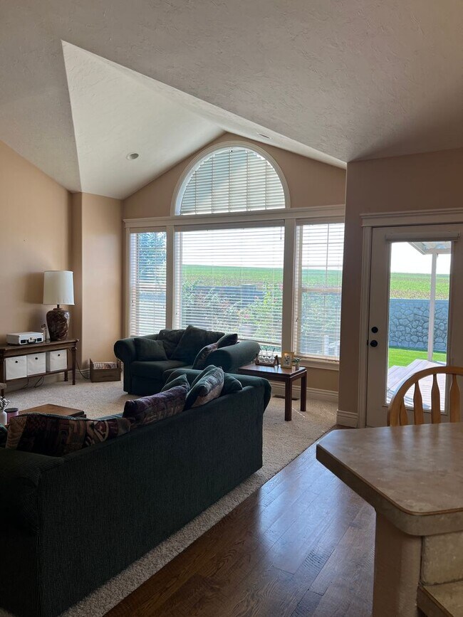 Building Photo - Stunning 5 bed 3.5 bath twin-home on the R...
