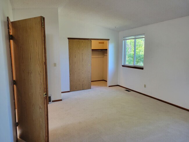 Building Photo - 4 Bed, 2.75 Bath with A/C! - MileStone Rea...