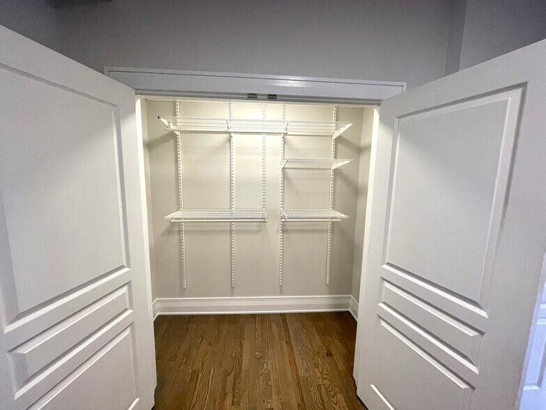 Building Photo - 2539 W Iowa St