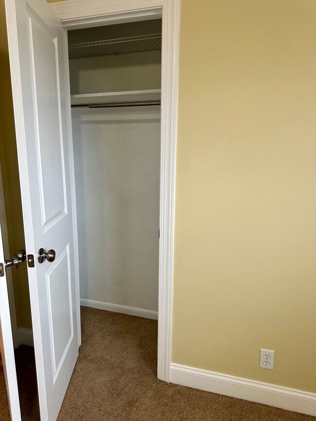 Building Photo - 3  bedroom 1.5 bath now available in Oolte...