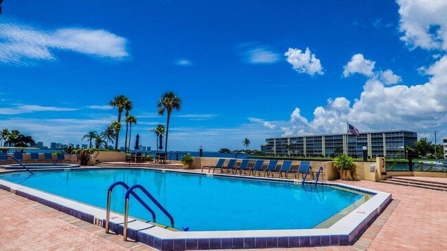 Building Photo - 115 Lakeshore Dr