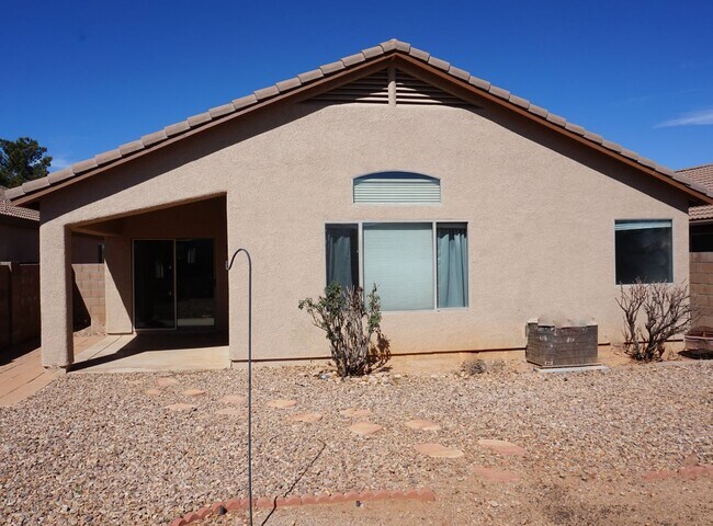 Building Photo - Close to Post