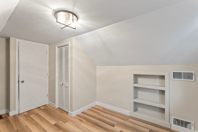 Building Photo - Beautiful renovated home in Schnitzelburg