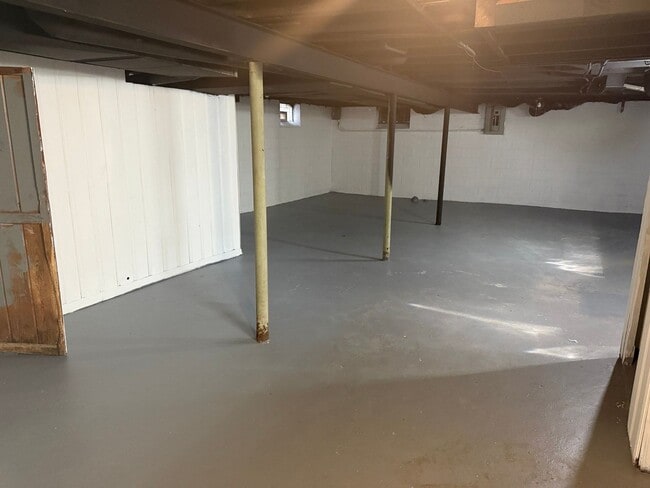 Building Photo - Renovated 3-Bedroom Home – We Welcome Sect...